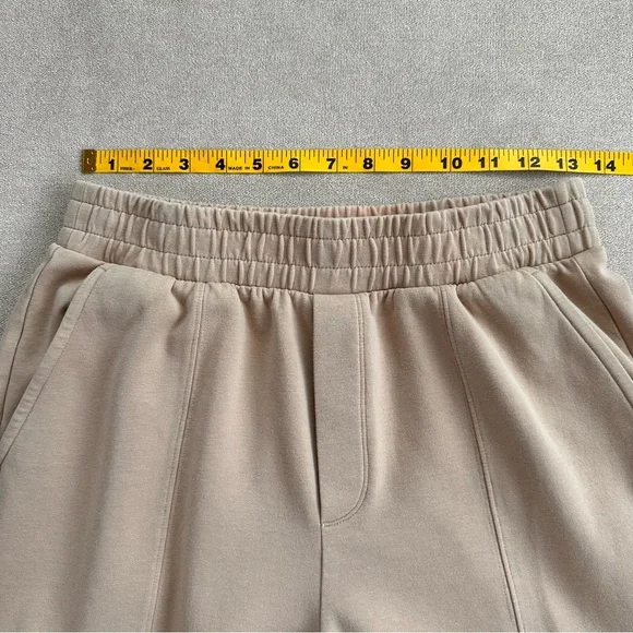 Old Navy Women's Dynamic Fleece High Waist Wide Leg Cargo Sweatpants. Medium. - Picture 5 of 7